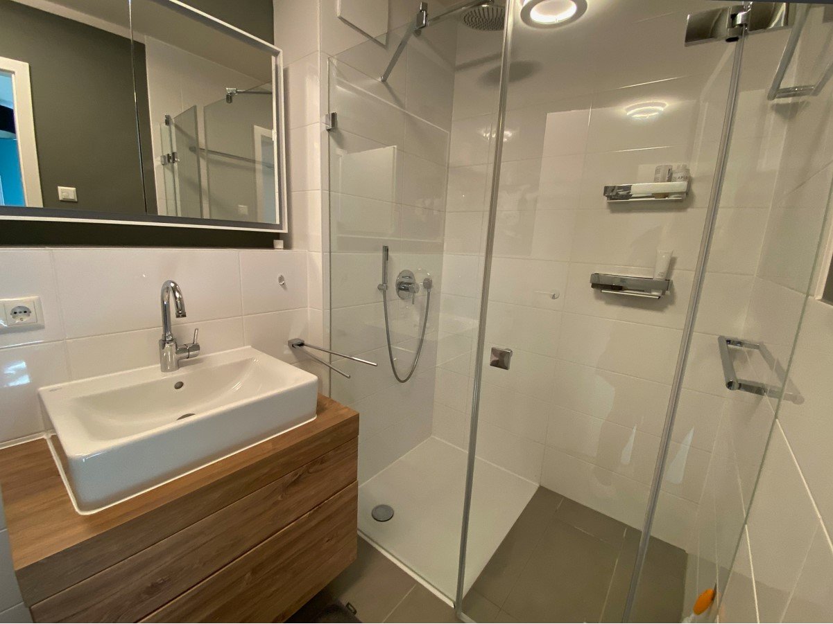 Badezimmer en Suite mit begehbarer Regendusche Badezimmer en Suite mit begehbarer Regendusche